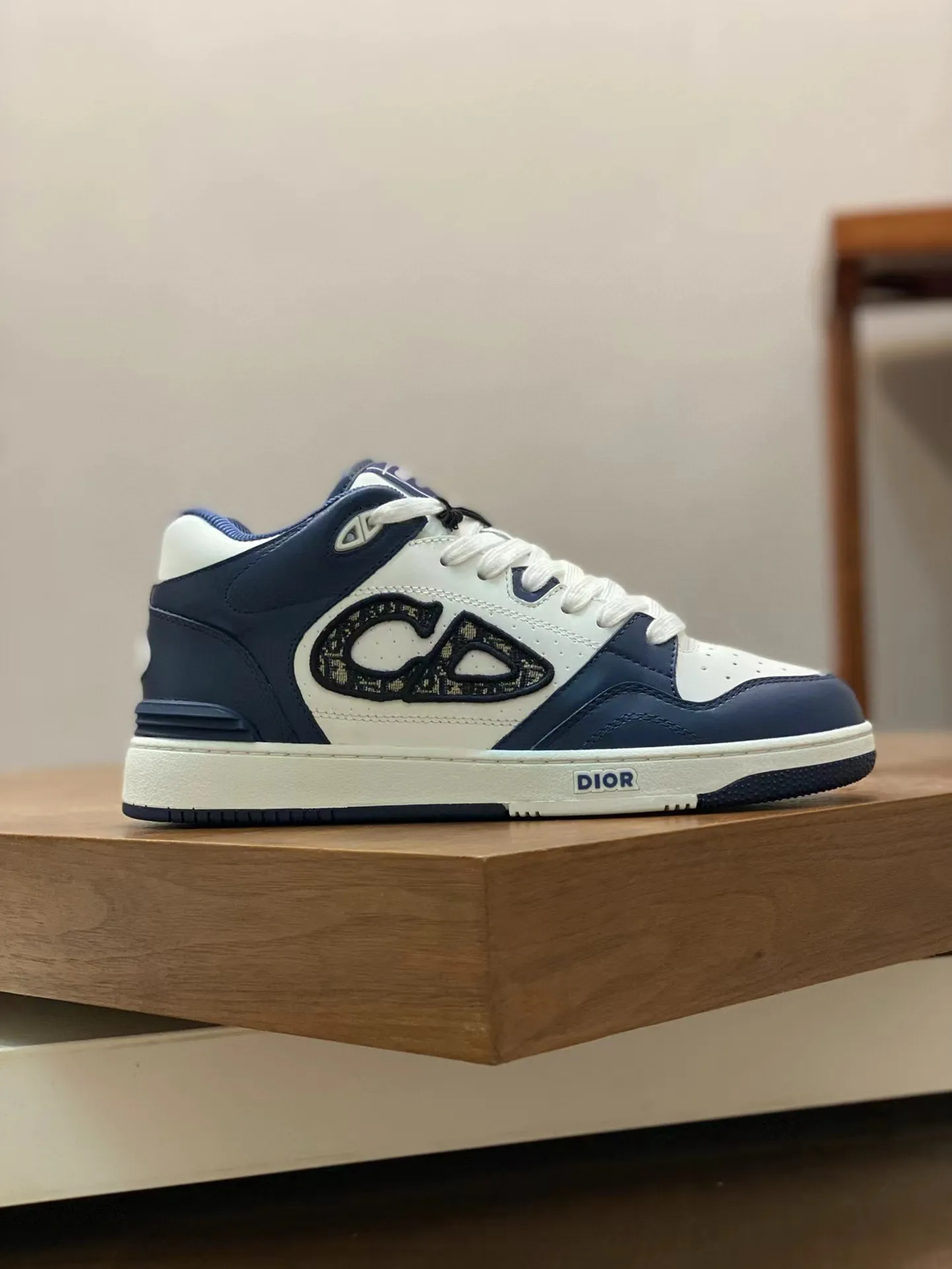 Ex-factory price: 440💰DIOB57 mid-top sneakers are shipped. This B57 mid-top sneaker is a new product in the 2024 spring men's wear series. It reinterprets the basketball shoe design and has become a classic item of Dior. Mid-top lace-up style crafted from color-blocked cow leather with contrasting suede and a CD logo displayed on the side. The tongue is decorated with the Dior B57 logo, and various distinctive details enhance the style. The CD logo eyelet details, upper stitching and rubber panels highlight the dynamic charm of its sports style. With two-color rubber sole, mesh fabric lining and cotton lining for foot padding, the upper foot is comfortable and breathable. Can be paired with a variety of clothing to create a sophisticated look. Code 38-44, (45 can be customized)